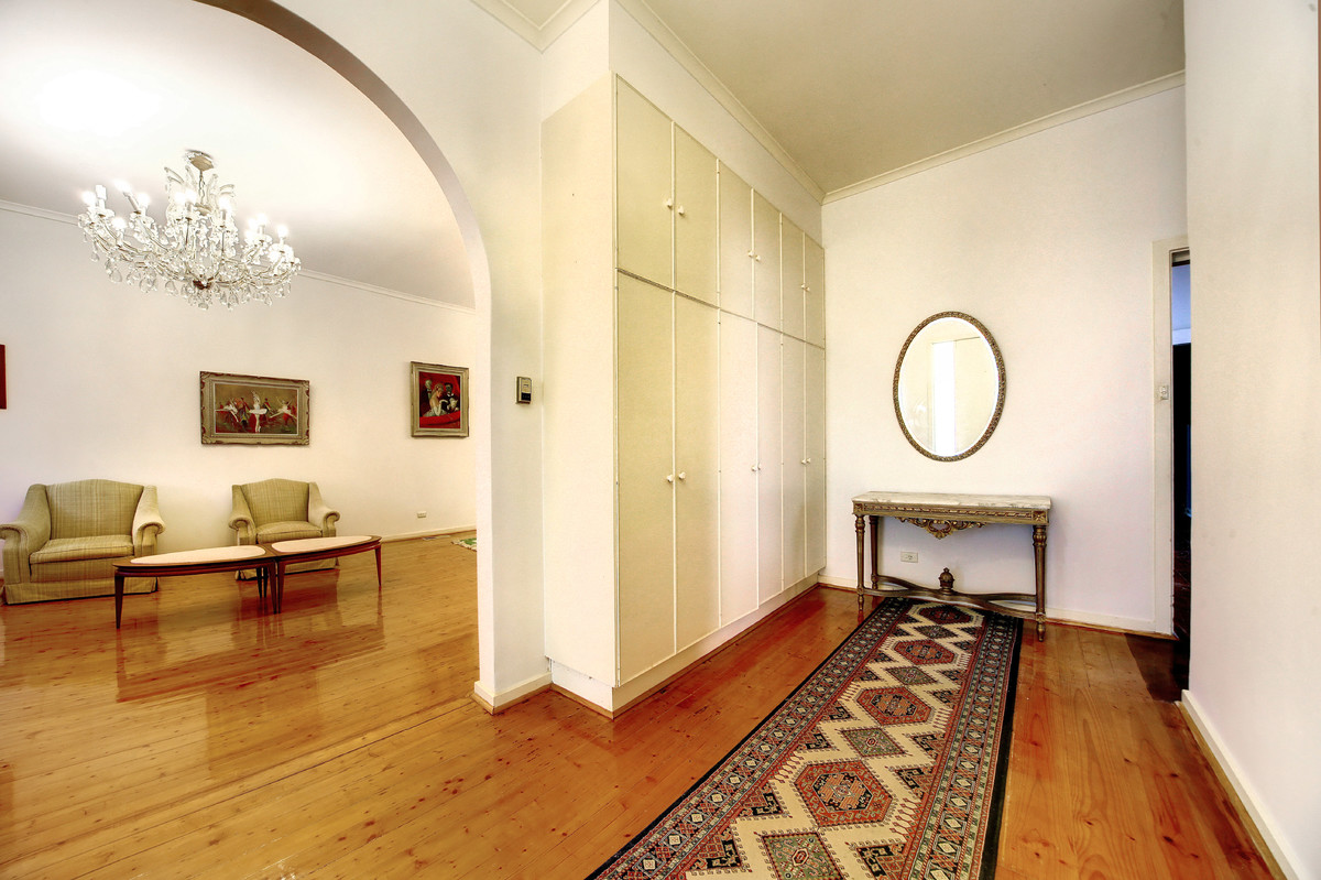 8 Orrong Grove, Caulfield North - Thumbnail 2